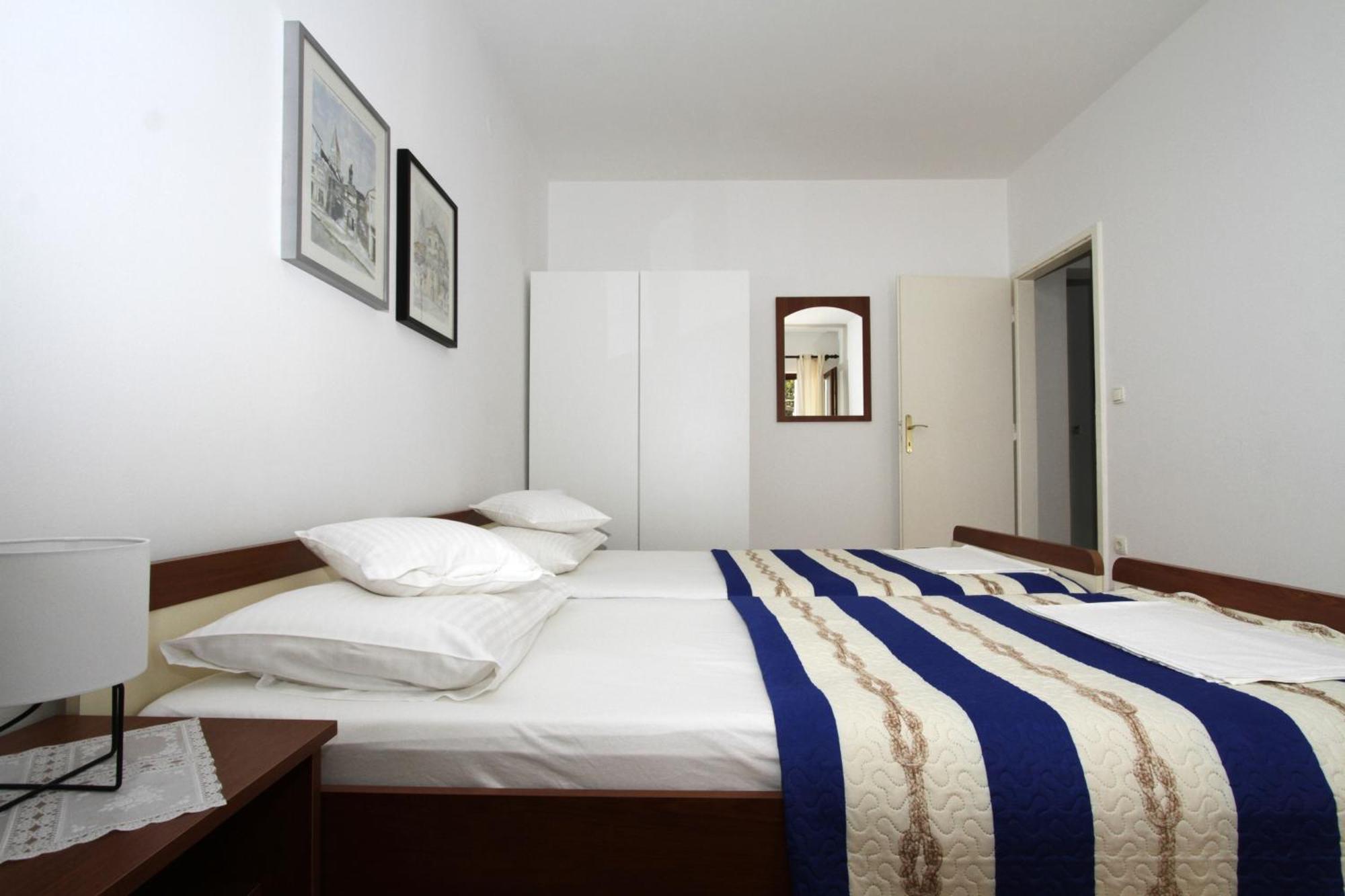 Apartments By The Sea Trogir - 11895 Номер фото